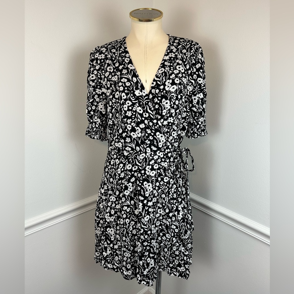 BANANA REPUBLIC Black & White Print Wrap Mini Dress NWT | Size 10 - Picture 2 of 16